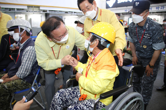 [진도=뉴시스] 사진공동취재단 = 김부겸 국무총리가 19일 전남 진도군 도서지역 주민들의 코로나19 임시 예방접종센터로 지정된 해군 한산도함을 방문해 접종현장에서 주민들과 인사를 나누고 있다. 2021.06.19. photo@newsis.com