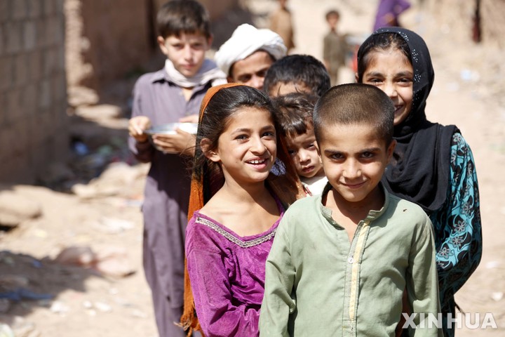 [ 이슬라마바드(파키스탄)= 신화/뉴시스]파키스탄으로 피난한 아프간 어린이들. 이 곳에는 140만명 이상의 아프간 피난민들이 살고 있다고 유엔난민기구는 밝혔다. 