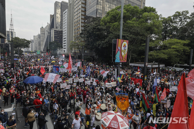 [상파울루=AP/뉴시스] 19일 브라질 대도시에서 코로나19 총사망자가 50만 명을 넘은 가운데 자이르 보우소나루 대통령을 규탄하는 시위가 펼쳐지고 있다