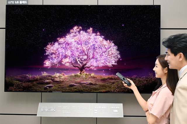 [서울=뉴시스]박주성 기자 = LG전자가 세계 최초로 83형 올레드 TV를 출시하고 고화질·대화면 프리미엄 TV 수요를 적극 공략한다. 모델들이 LG 올레드 TV(모델명: 83C1)를 소개하고 있다. (사진=LG전자 제공). 2021.06.20. photo@newsis.com *재판매 및 DB 금지