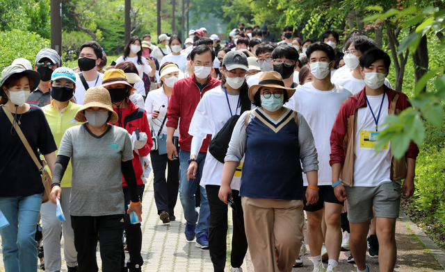 [광주=뉴시스] 변재훈 기자 = 광주 광산구는 신창동 용수어린이공원에서 걷기 운동과 마을 정원 가꾸기를 병행, 청년들의 활력을 증진하는 '2035 함께 한길' 행사를 열었다고 20일 밝혔다. (사진=광주 광산구 제공) 2021.06.20. photo@newsis.com *재판매 및 DB 금지