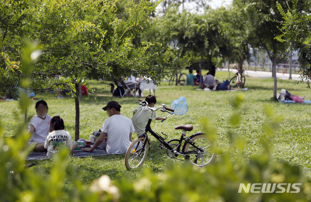 [서울=뉴시스] 고승민 기자 = 지난 20일 서울 잠실한강공원을 찾은 시민들이 나무그늘 아래에서 더위를 즐거운 시간을 보내고 있다. 2021.06.20. kkssmm99@newsis.com