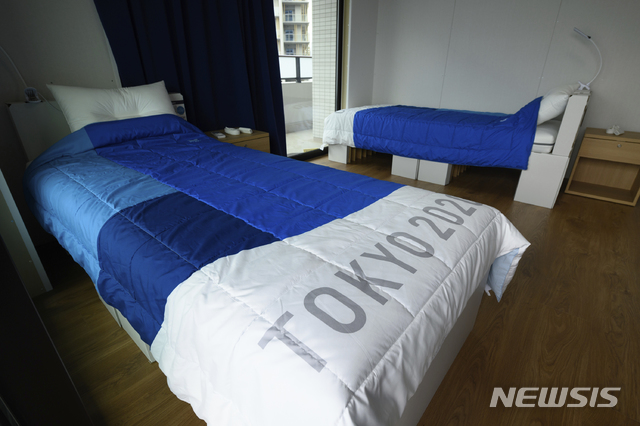 [도쿄=AP/뉴시스]지난 20일 일본 도쿄도 하루미 지역 내에 위치한 도쿄올림픽·패럴림픽참가 선수들을 위한 선수촌 내부가 공개됐다. 골판지로 만든 침대의 모습. 2021.06.21. 