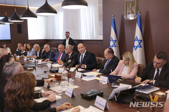 [예루살렘=AP/뉴시스] 20일 1주전에 이스라엘 새 총리로 취임한 나프탈리 베네트 의원(가운데)이 첫 각료회의를 주재하고 있다 