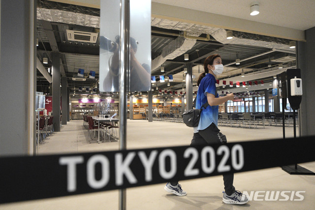 [도쿄=AP/뉴시스]지난달 20일 일본 도쿄도 하루미 지역 내에 위치한 도쿄올림픽·패럴림픽참가 선수들을 위한 선수촌 내부가 공개됐다. 메인 식당의 모습. 2021.07.23.