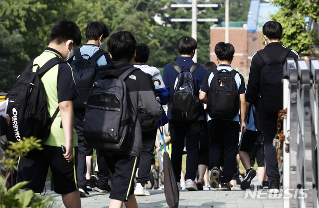 [서울=뉴시스]정병혁 기자 = 21일 오전 서울시내 한 중학교에서 학생들이 등교하고 있다. 오는 7월 1일부터 시행되는 4단계 새로운 사회적 거리두기에 따라 1~2단계에선 유치원과 초·중·고등학교 모든 학생이 등교할 수 있다. 교육부는 준비를 거쳐 2학기부터 전면 등교를 추진한다고 밝혔다. 2021.06.21. jhope@newsis.com