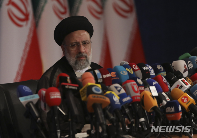 [테헤란=AP/뉴시스]세예드 에브라힘 라이시 이란 대통령 당선인이 21일(현지시간) 테헤란에서 기자회견을 하고 있다. 2021.6.21.