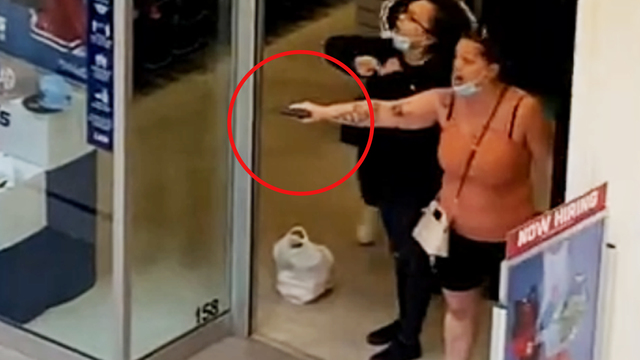 백인 엄마가 흑인 모녀와 말싸움 중 권총을 꺼내 들었다. (사진출처=유튜브/ViralHog 캡처) *재판매 및 DB 금지