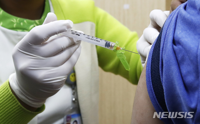 [서울=뉴시스]백신 접종하는 의료진(사진=뉴시스DB)