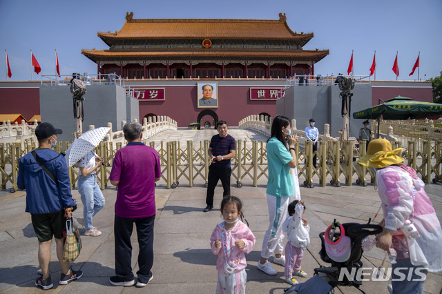 [베이징=AP/뉴시스]지난 6월 22일 중국 베이징의 톈안먼 광장에서 방문객들이 기념 사진을 찍고 있다. 2021.09.17.