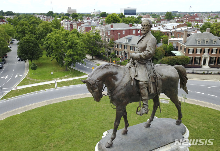 [리치먼드( 미 버지니아주)=AP/뉴시스] 리치먼드 시내 번화가인 모뉴먼트애비뉴에 서 있는 로버트 리 장군 동상.    