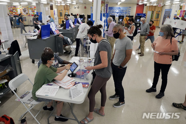 [뉴욕=AP/뉴시스]22일(현지시간) 뉴욕 프랭크 매코트 고등학교에서 유권자들이 투표 절차를 발고 있다. 2021.06.23.