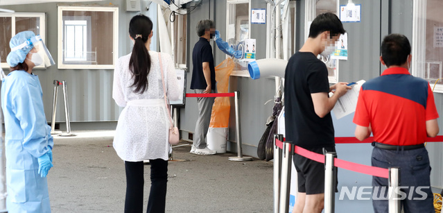 [서울=뉴시스]이영환 기자 = 23일 오전 서울 중구 서울역광장에 마련된 임시선별검사소에서 시민들이 코로나19 검사를 받고 있다. 2021.06.23. 20hwan@newsis.com