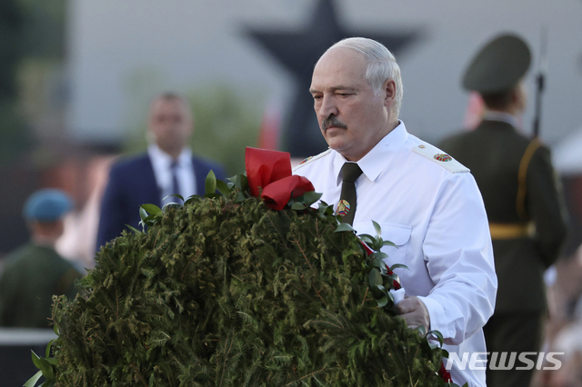 [민스크=AP/뉴시스]알렉산드르 루카셴코 벨라루스 대통령이 지난 22일(현지시간) 벨라루스 민스크 남서쪽 360㎞ 떨어진 브레스트 요새 기념관에서 열린 제2차 세계대전 독일의 소련 침공 80주년 기념식에 참석해 헌화하고 있다. 2021.06.29.