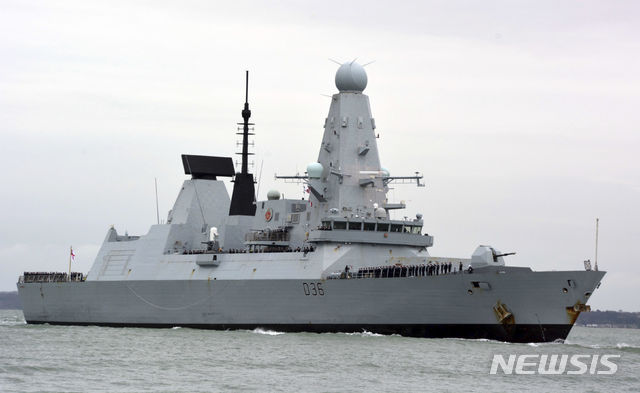 [포츠머스=AP/뉴시스]영국 해군 구축함 '디펜더' 2020.3.20.