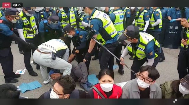 경찰, 성주 사드기지 물자반입 반대 주민·단체 강제해산