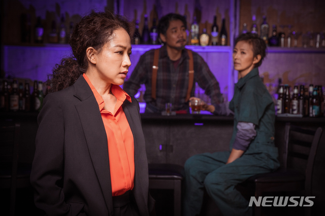 [서울=뉴시스]연극 'SWEAT 스웨트: 땀, 힘겨운 노동' 사진. (사진=국립극단 제공) 2021.06.24. photo@newsis.com