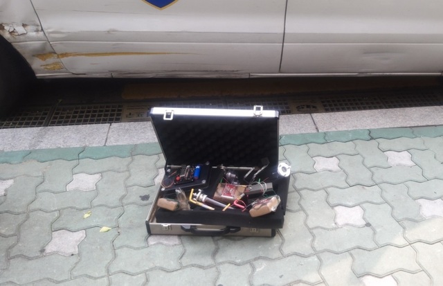 [서울=뉴시스]24일 서울 마포구 연남파출소에 신고된 폭발물 의심 가방. 이는 모조품으로 밝혀졌다. 2021.06.24. (사진=시민 제공) photo@newsis.com *재판매 및 DB 금지