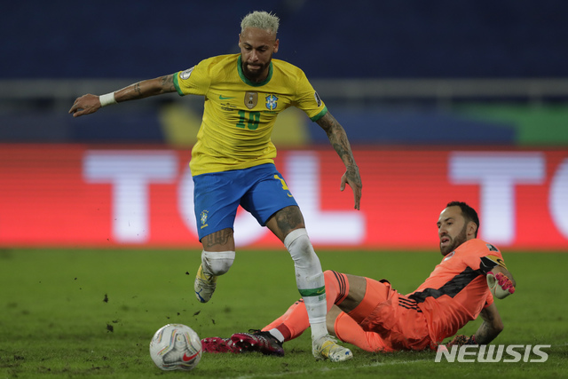 [리우데자네이루=AP/뉴시스] 브라질 축구스타 네이마르가 돌파를 시도하고 있다. 2021.06.23.