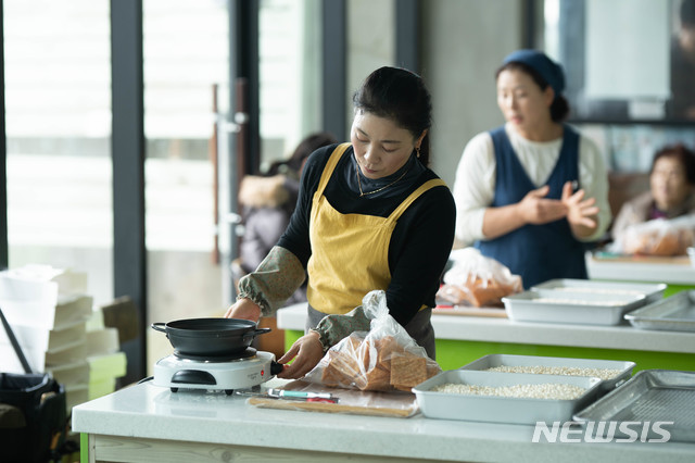 [서울=뉴시스]제주 하효마을 과즐만들기 (사진 = 제주관광공사) 2021.6.25. photo@newsis.com