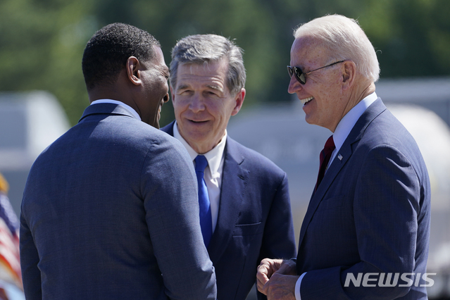 [AP/뉴시스] 6월 미국의 조 바이든 대통령이 마이클 리건 환경보호처 처장(왼쪽) 및 로이 쿠퍼 노스캘롤라이나 주지사와 환담하고 있다