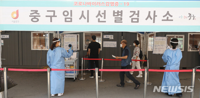 [서울=뉴시스]백동현 기자 = 25일 오전 서울 중구 서울역광장에 마련된 임시선별검사소에서 시민들이 검체 채취를 위해 이동하고 있다. 2021.06.25 livertrent@newsis.com