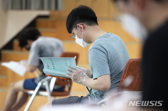 [서울=뉴시스]정병혁 기자 = 2023년 의무경찰 폐지를 앞두고 마지막 의무경찰 선발시험이 열린 25일 오후 서울 중구 서울지방경찰청 기동본부에서 응시자들이 적성검사를 치르고 있다. 이번 마지막 선발시험에는 전국 10,336명이 지원해 329명을 선발할 예정이며, 선발된 인원은 올해 10~11월로 나뉘어 입영해, 의무경찰이 최종 폐지되는 2023년 5월에 전역할 예정이다. 2021.06.26. jhope@newsis.com