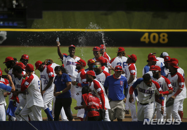 [푸에블라=AP/뉴시스] 도미니카공화국은 27일(한국시간) 멕시코 푸에블라에서 열린 도쿄올림픽 야구 세계 최종 예선 결승전에서 베네수엘라를 8-5로 제압했다.