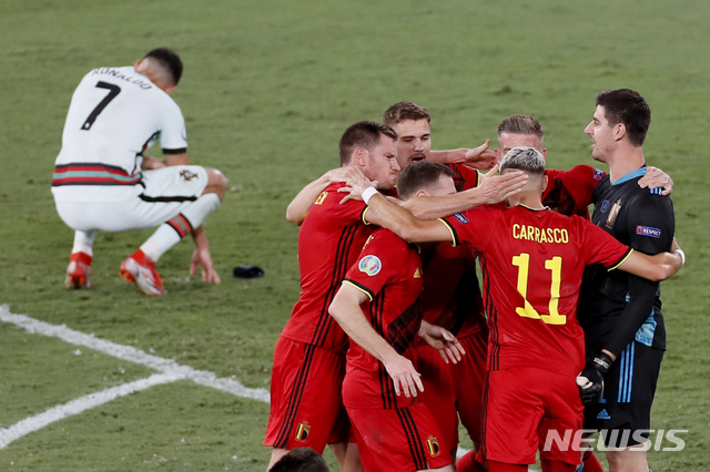 [세비야=AP/뉴시스] 벨기에 선수들이 28일(한국시간) 스페인 세비야의 올림피코 데라 카르투하 경기장에서 열린 유럽축구선수권대회(유로2020) 16강전에서 포르투갈을 1-0으로 꺾은 뒤 기뻐하고 있다. 2021.06.28