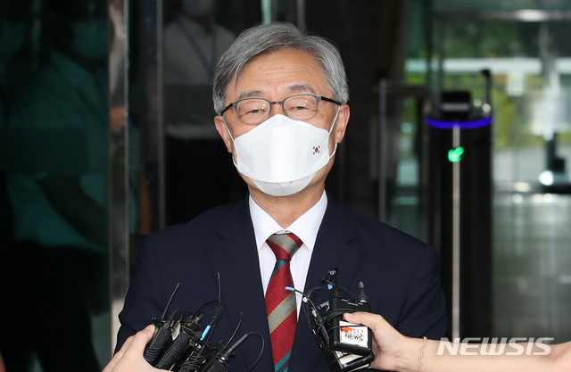 [서울=뉴시스]조성우 기자 = 최재형 감사원장이 28일 오전 서울 종로구 감사원에 출근하며 취재진 질문에 답하고 있다. 2021.06.28. xconfind@newsis.com