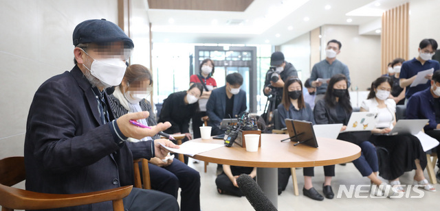 [성남=뉴시스]전진환 기자 = 성추행 피해를 신고한 뒤 숨진 공군 이 모 중사의 부모가 28일 오전 경기도 성남시 국군수도병원 장례식장에서 첫 입장발표 기자회견 중 기자들의 질문에 답하고 있다. 2021.06.28. amin2@newsis.com