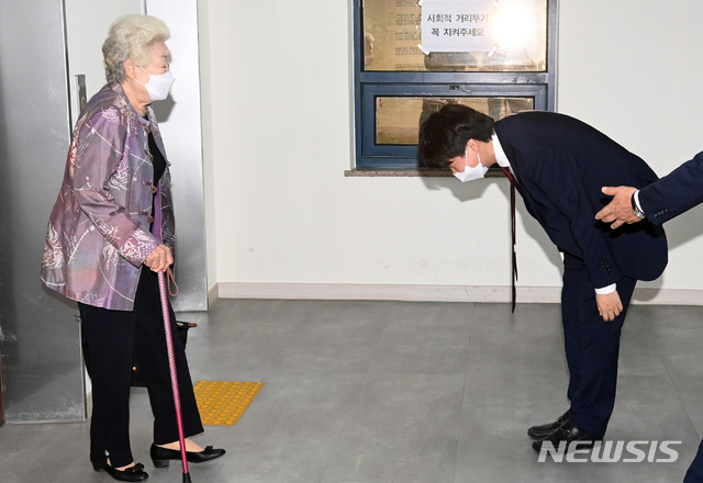 [서울=뉴시스]전신 기자 = 이준석 국민의힘 대표가 6월 28일 서울 여의도 국민의힘 중앙당사에서 열린 상임고문단 간담회에서 이연숙 상임고문에게 인사하고 있다. (공동취재사진) 2021.07.05. photo@newsis.com