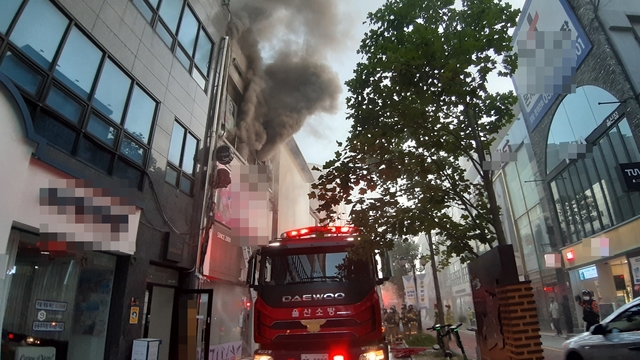 [울산=뉴시스] 구미현 기자 = 29일 오전 울산시 중구 성남동 한 상가 건물에서 불이 나 연기가 건물 밖으로 뿜어져 나오고 있다. 이 불로 소방관 4명 등 6명이 부상을 입어 병원으로 이송돼 치료를 받고 있다. 2021.6.29 (사진=울산소방본부 제공) photo@newsis.com *재판매 및 DB 금지