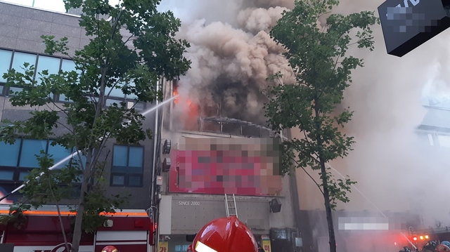 [울산=뉴시스] 구미현 기자 = 29일 오전 울산시 중구 성남동 한 상가 건물에서 불이 나 소방당국이 진화 작업을 벌이고 있다. 이 불로 소방관 4명 등 6명이 부상을 입어 병원으로 이송돼 치료를 받고 있다. 2021.6.29 (사진=울산소방본부 제공) photo@newsis.com *재판매 및 DB 금지