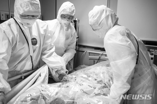 [서울=뉴시스] 의료진이 코로나19 사망 환자를 밀봉하고 있다. (사진= 세브란스 병원 제공) 2021.06.29.