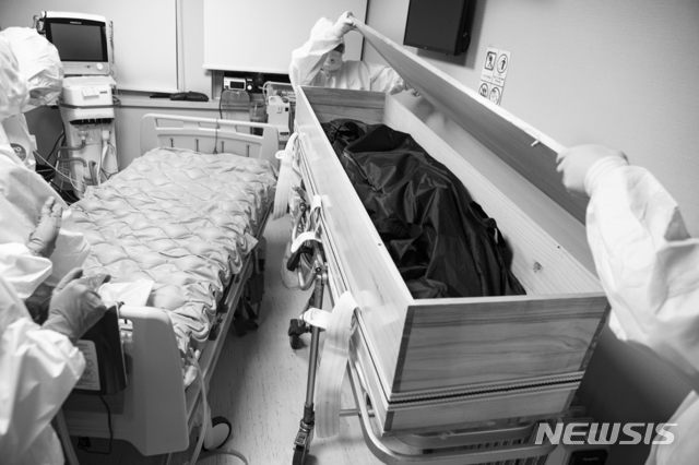 [서울=뉴시스] 코로나19 사망 환자 사후처리하는 의료진. (사진= 세브란스병원 제공) 2021.06.29