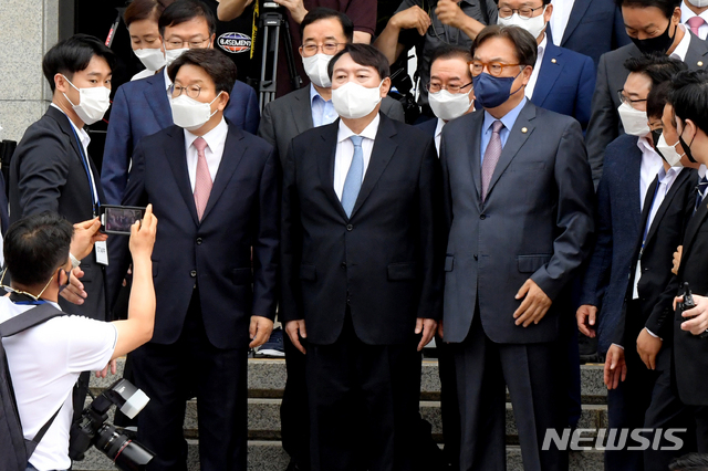 [서울=뉴시스]국회사진기자단 = 윤석열 전 검찰총장이 29일 오전 서울 서초구 매헌 윤봉길 의사 기념관에서 대선 출마 기자회견을 앞두고 권성동, 정진석, 이종배, 유상범, 김성원의원 등 국민의힘 의원들과 건물 밖으로 나와 지지자들을 만나고 있다. 2021.06.29. photo@newsis.com