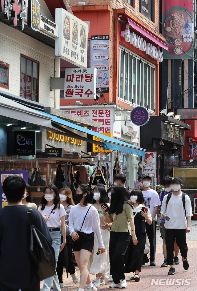 [서울=뉴시스]백동현 기자 = 전국에서 새로운 코로나19 사회적 거리두기 개편안에 따라 내달 1일부터 14일까지는 6명, 그 이후는 8명까지 사적 모임이 가능하다. 식당과 카페, 술집 등 영업시간도 밤 10시에서 자정까지로 연장된다. 개편안 시행을 이틀 앞둔 29일 오후 서울 마포구 홍대거리에 시민들이 거리를 걷고 있다. 2021.06.29 livertrent@newsis.com