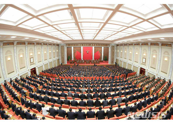 [서울=뉴시스] 북한은 29일 노동당 정치국 확대회의를 열고 정치국 상임위원과 정치국 정위원 및 후보위원, 당과 내각의 고위간부들을 당정책 집행을 게을리했다는 이유로 대거 교체했다. 사진은 회의 모습. (출처=노동신문) 2021.06.30.