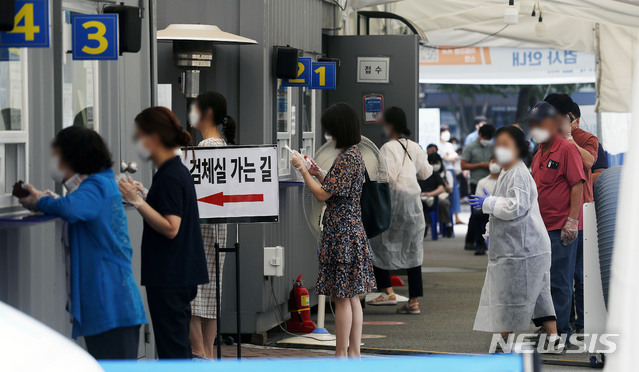 [서울=뉴시스]홍효식 기자 = 새로운 사회적 거리두기 개편안 시행을 하루 앞둔 30일 서울 영등포구 보건소에 마련된 선별진료소를 찾은 시민들이 코로나19 검사를 받기 위해 접수하고 있다. 코로나19 신규 확진자는 0시 기준 794명으로 68일 만에 최다 발생 규모다. 2021.06.30. yesphoto@newsis.com