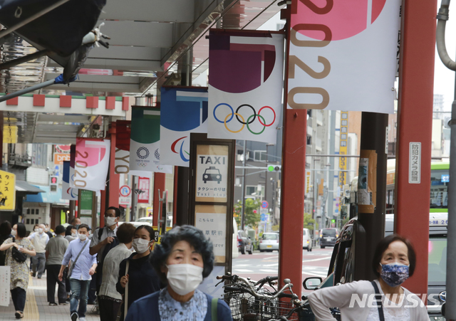 [도쿄=AP/뉴시스]지난달 30일 일본 도쿄의 거리에 도쿄올림픽 홍보물이 늘어서 있다. 2021.07.30.