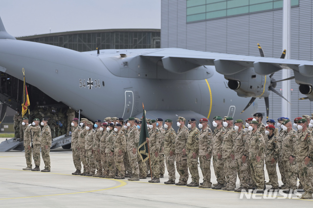 [분스토르프 공군기지(독일)=AP/뉴시스]독일 북부 분스토르프 공군기지에서 30일 아프가니스탄을 철수, 독일에 도착한 마지막 독일군 병력을 위한 조촐한 환영식이 열리고 있다. 많은 나토 국가들이 아프간 주둔 자국군 철수를 완료하고 있는 가운데 미군의 철수 완료도 임박, 서방 연합군의 아프간 지원 임무가 거의 20년 만에 종지부를 찍게 된다. 2021.6.30