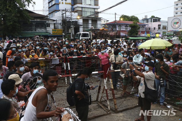 [양곤(미얀마)=AP/뉴시스]지난달 30일(현지시간) 미얀마 양곤의 인세인 교도소 밖에서 수감자들의 석방을 기다리는 주민들. 2021.07.08. photo@newsis.com