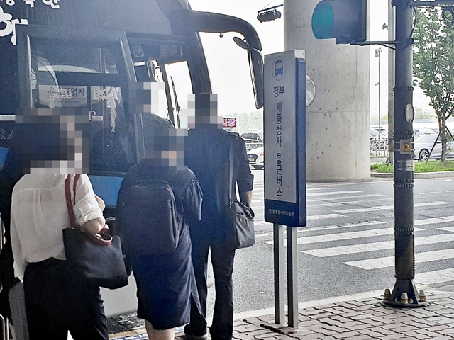 1일 오전 충북 오송역, KTX 열차에서 내린 공무원들이 정부세종청사로 들어가기 위해 준비된 통근버스에 오르고 있다. 2021.07.01. ssong1007@newsis.com *재판매 및 DB 금지