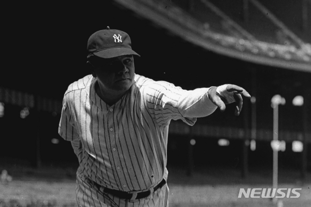 [뉴욕=AP/뉴시스]베이브 루스가 1930년 공을 던지는 포즈를 취하고 있다. 