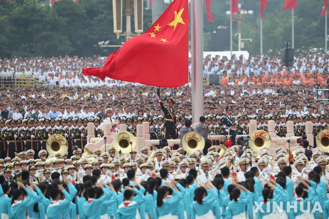 [베이징=신화/뉴시스]1일 중국 베이징 톈안먼광장에서 중국공산당 창당 100주년 기념행사가 열린 가운데 중국 국기가 게양되고 있다. 2021.07.01 