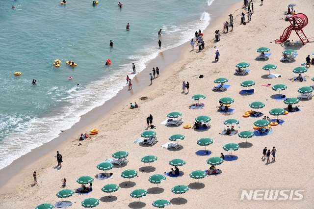 [부산=뉴시스]하경민 기자 = 1일 부산 해운대해수욕장을 찾은 시민과 관광객들이 물놀이를 즐기고 있다. 해운대·송정·광안리·다대포·송도·일광·임랑 등 부산 7개 해수욕장은 이날 전면 개장했으며, 오는 8월 31일까지 2개월 동안 피서객을 맞이한다. 2021.07.01. yulnetphoto@newsis.com