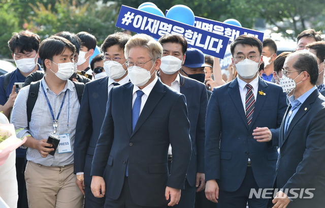 [안동=뉴시스]이무열 기자 = 대선 출마를 선언한 이재명 경기도지사가 1일 오후 경북 안동시 경상북도 유교문화회관을 방문해 지지자들의 환영을 받고 있다. 2021.7.01. lmy@newsis.com