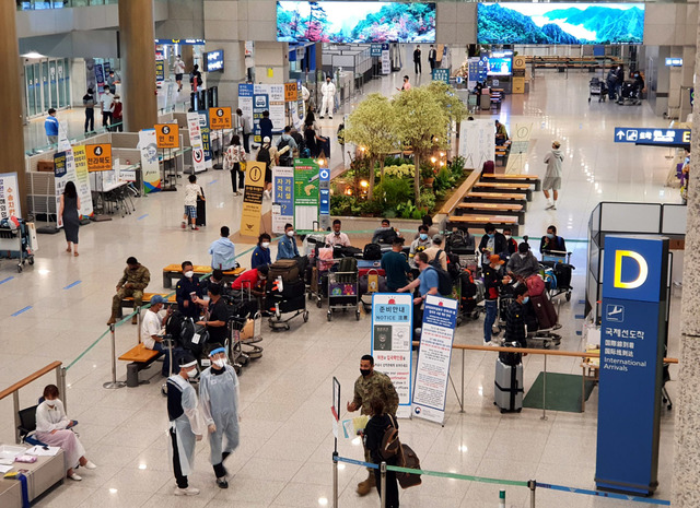 [인천공항=뉴시스]홍찬선 기자 = 지난 1일 인천공항 제1여객터미널에서 승객들이 정부의 방역 지침에 따라 입국하고 있다. 2021.07.03. mania@newsis.com *재판매 및 DB 금지