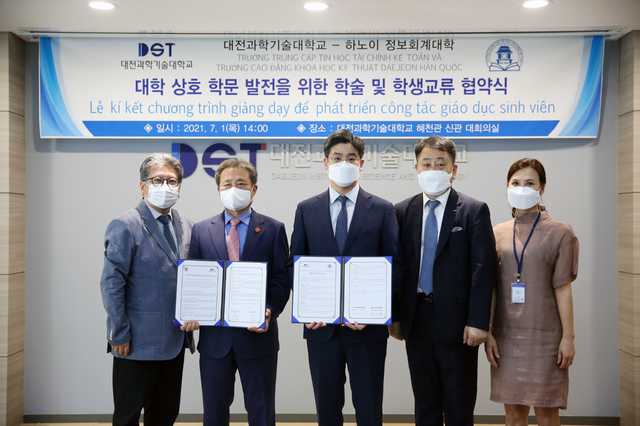 대전과학기술대 이효인(가운데) 총장 *재판매 및 DB 금지